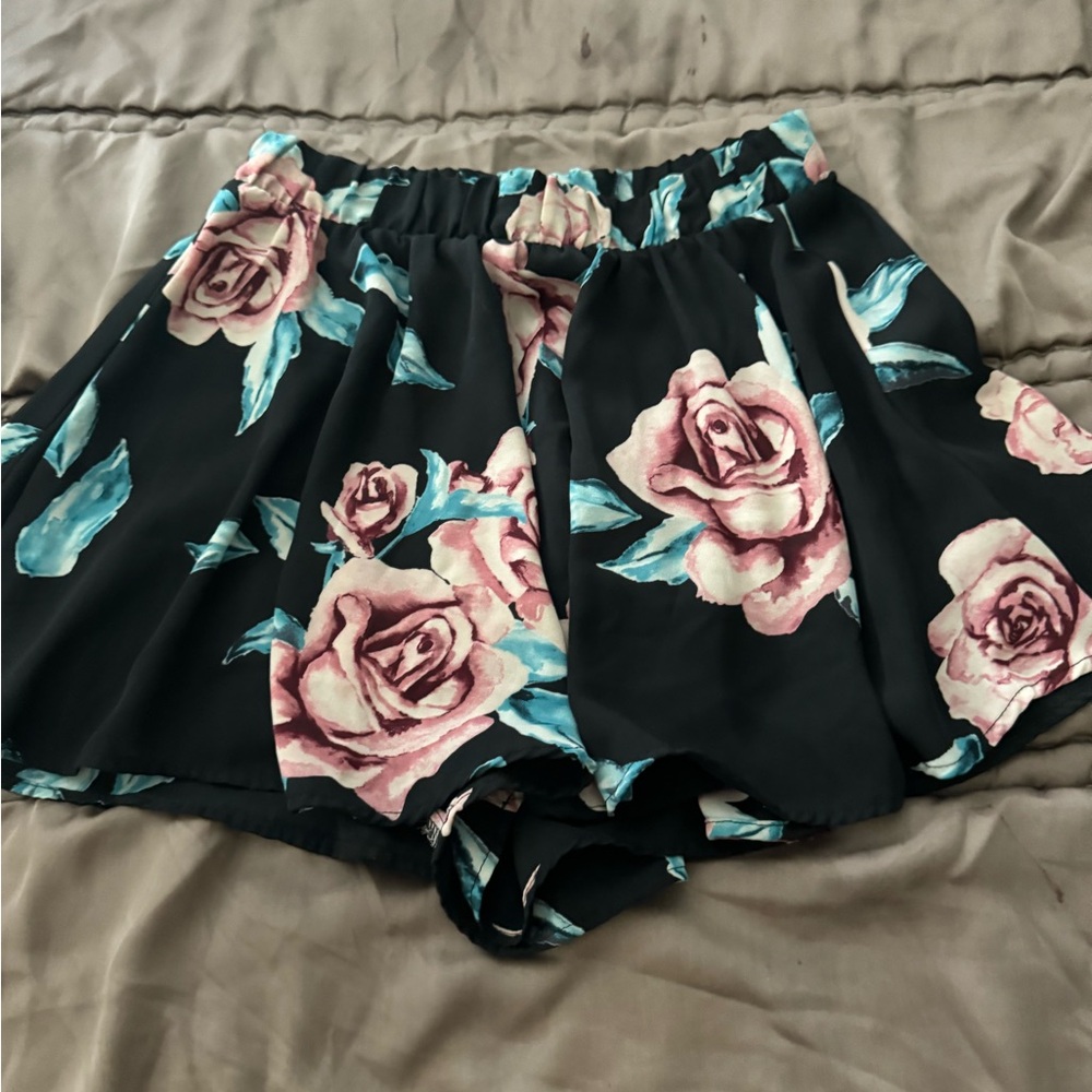 SHOW ME YOUR MUMU SHORTS SIZE M